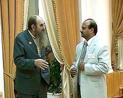 Д р Виджай Кумар и Ю.А Воронов профессор вице президент Петровской академии наук и искусств проректор Гос КрестУниверситета