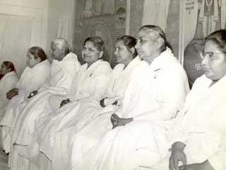 Dadis Kumarka and Janki with Didi and Sudeshbhen in History Hall in 1978.JPG